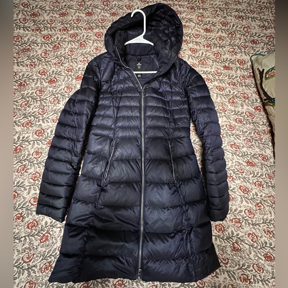 Lululemon Brave the Cold down jacket in Navy, EUC  Size 4